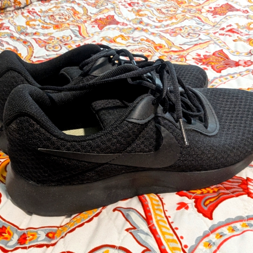 Nike Men's All-Black Athletic Sneakers